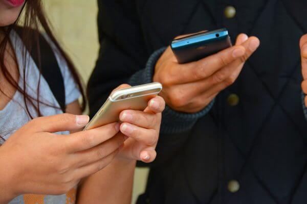 Persone con Smartphone in mano